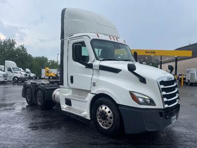 Freightliner Cascadia 126 Day Cab Truck - 450HP, 12 Speed Automatic