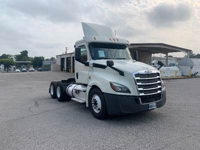 Freightliner Cascadia 126 Day Cab Truck - 435HP, 12 Speed Automatic