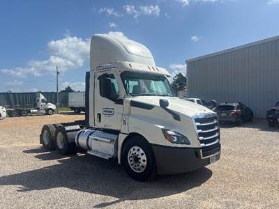 Freightliner Cascadia 126 Day Cab Truck - Cummins 450HP, 10 Speed Automatic