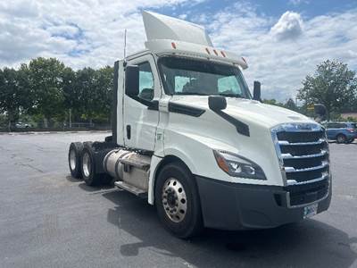 Freightliner Cascadia 126 Day Cab Truck - 435HP, 12 Speed Automatic
