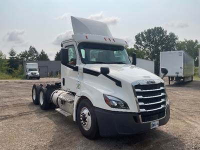 Freightliner Cascadia 126 Day Cab Truck - Cummins 400HP, 13 Speed Automatic