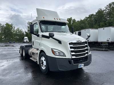 Freightliner Cascadia 126 Day Cab Truck - 435HP, 12 Speed Automatic