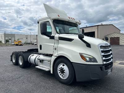 Freightliner Cascadia 126 Day Cab Truck - 435HP, 12 Speed Automatic