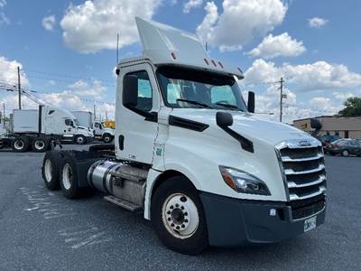 Freightliner Cascadia 126 Day Cab Truck - 435HP, 12 Speed Automatic