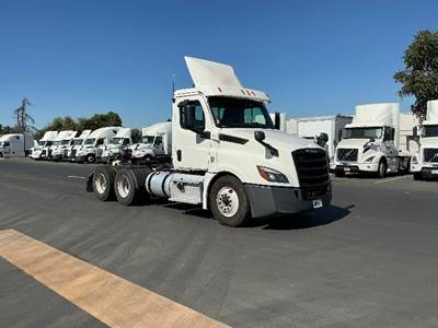 Freightliner Cascadia 126 Day Cab Truck - Cummins 400HP, 13 Speed Automatic