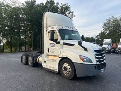 Freightliner Cascadia 126 Day Cab Truck - 455HP, 12 Speed Automatic