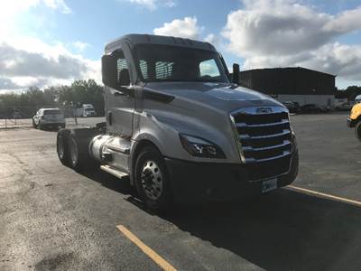 Freightliner Cascadia 126 Day Cab Truck - 455HP, 12 Speed Automatic