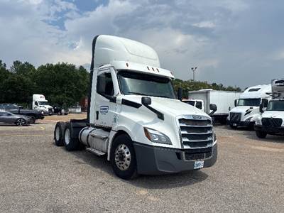 Freightliner Cascadia 126 Day Cab Truck - Cummins 450HP, 10 Speed Automatic