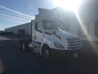 Freightliner T12664ST Day Cab Truck - 435HP, 12 Speed Automatic