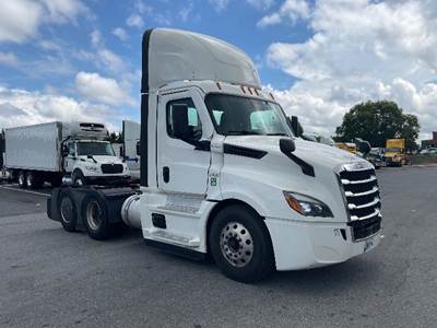 Freightliner Cascadia 126 Day Cab Truck - 435HP, 12 Speed Automatic
