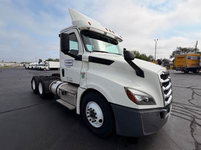 Freightliner Cascadia 126 Day Cab Truck - 435HP, 12 Speed Automatic