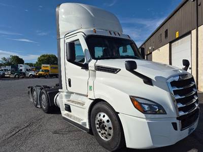 Freightliner Cascadia 126 Day Cab Truck - 450HP, 12 Speed Automatic
