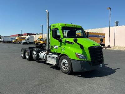 Freightliner Cascadia 126 Day Cab Truck - Cummins 455HP, 12 Speed Manual
