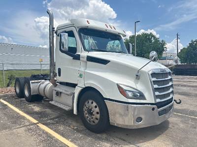 Freightliner Cascadia 126 Day Cab Truck - Cummins 450HP, 13 Speed Automatic