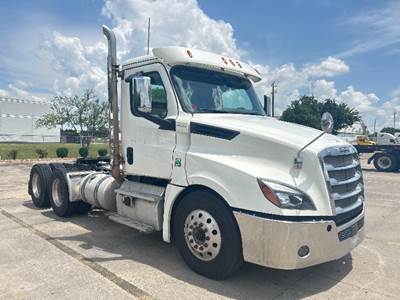 Freightliner Cascadia 126 Day Cab Truck - Cummins 450HP, 13 Speed Automatic