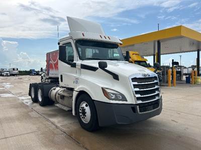 Freightliner Cascadia 126 Day Cab Truck - 435HP, 12 Speed Automatic