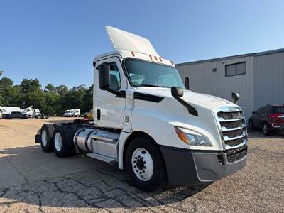 Freightliner Cascadia 126 Day Cab Truck - 455HP, 12 Speed Automatic