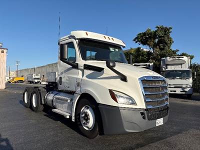 Freightliner Cascadia 126 Day Cab Truck - 435HP, 10 Speed Manual