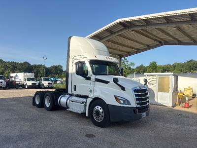 Freightliner Cascadia 126 Day Cab Truck - Cummins 450HP, 10 Speed Automatic