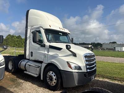 Freightliner Cascadia 126 Day Cab Truck - Cummins 450HP, 10 Speed Automatic