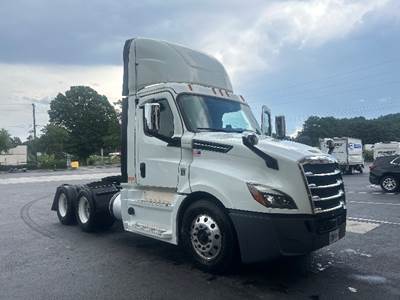 Freightliner Cascadia 126 Single Axle Day Cab Truck - 435HP, 12 Speed Automatic