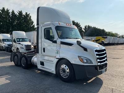 Freightliner Cascadia 126 Day Cab Truck - 435HP, 12 Speed Automatic