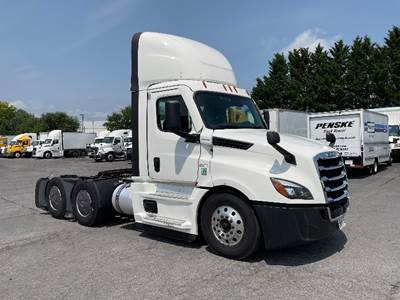 Freightliner Cascadia 126 Day Cab Truck - 435HP, 12 Speed Automatic