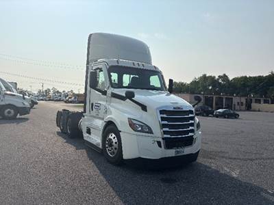 Freightliner Cascadia 126 Day Cab Truck - 450HP, 12 Speed Automatic