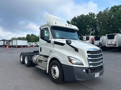 Freightliner Cascadia 126 Day Cab Truck - 435HP, 12 Speed Automatic