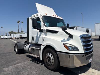 Freightliner Cascadia 126 Single Axle Day Cab Truck - 435HP, 12 Speed Automatic