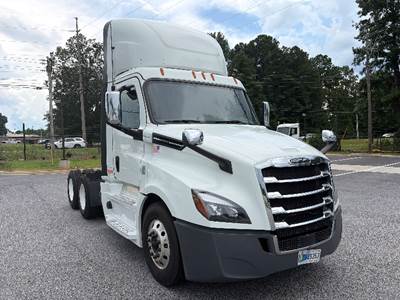 Freightliner Cascadia 126 Day Cab Truck - 435HP, 12 Speed Automatic