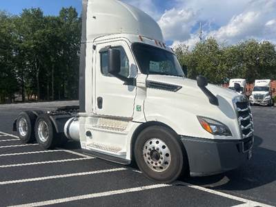 Freightliner Cascadia 126 Day Cab Truck - 455HP, 12 Speed Automatic