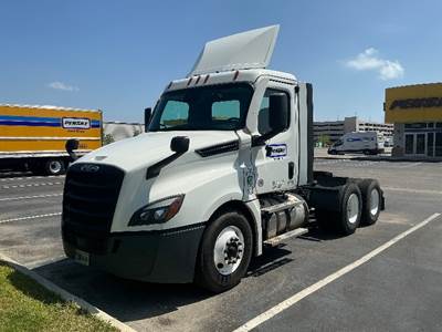Freightliner Cascadia 126 Day Cab Truck - 455HP, 12 Speed Automatic