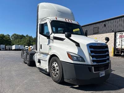 Freightliner Cascadia 126 Day Cab Truck - 450HP, 12 Speed Automatic