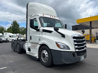 Freightliner Cascadia 126 Day Cab Truck - 450HP, 12 Speed Automatic