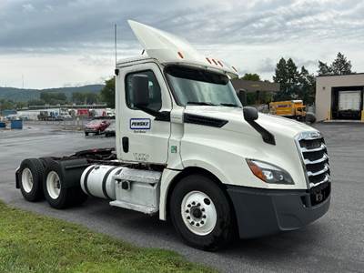 Freightliner Cascadia 126 Day Cab Truck - 435HP, 12 Speed Automatic
