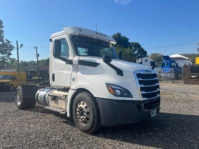 Freightliner Cascadia 126 Single Axle Day Cab Truck - 410HP, 12 Speed Automatic