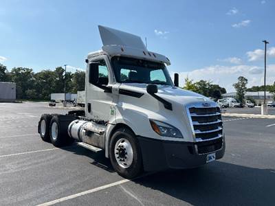 Freightliner Cascadia 126 Day Cab Truck - Cummins 400HP, 13 Speed Automatic