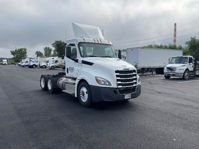 Freightliner Cascadia 126 Day Cab Truck - 435HP, 12 Speed Automatic
