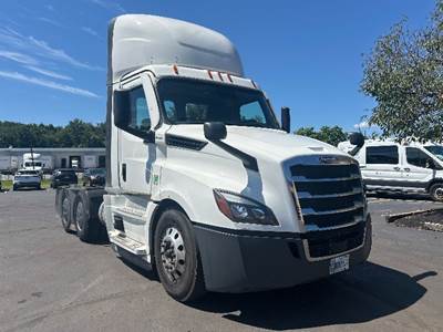 Freightliner Cascadia 126 Day Cab Truck - 450HP, 12 Speed Automatic