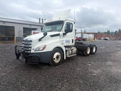 Freightliner Cascadia 126 Day Cab Truck - 435HP, 12 Speed Automatic