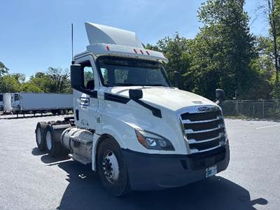 Freightliner Cascadia 126 Day Cab Truck - Cummins 400HP, 13 Speed Automatic