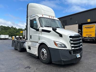 Freightliner Cascadia 126 Day Cab Truck - 450HP, 12 Speed Automatic