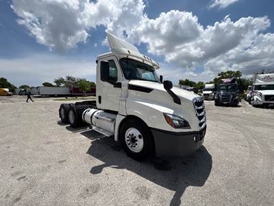Freightliner Cascadia 126 Day Cab Truck - 435HP, 12 Speed Automatic