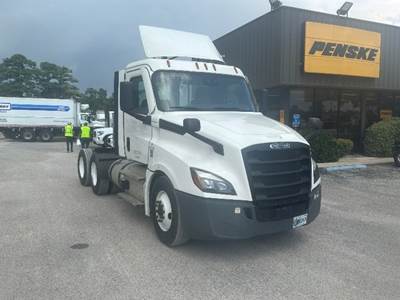 Freightliner Cascadia 126 Day Cab Truck - 435HP, 12 Speed Automatic