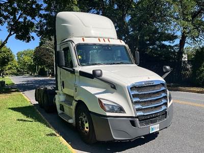 Freightliner Cascadia 126 Day Cab Truck - 450HP, 12 Speed Automatic