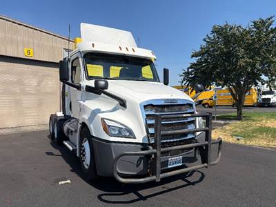 Freightliner Cascadia 126 Day Cab Truck - 435HP, 12 Speed Automatic