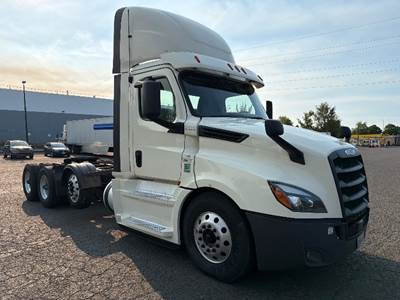 Freightliner Cascadia 126 Day Cab Truck - 505HP, 12 Speed Automatic