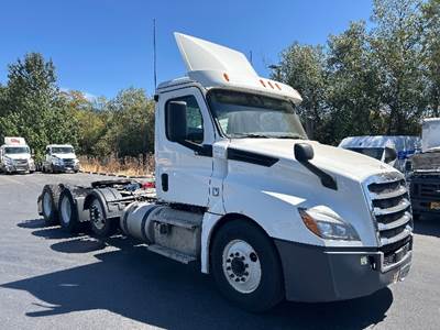 Freightliner Cascadia 126 Day Cab Truck - 450HP, 12 Speed Automatic