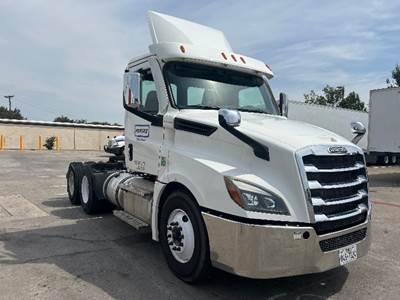 Freightliner Cascadia 126 Day Cab Truck - 470HP, 12 Speed Automatic